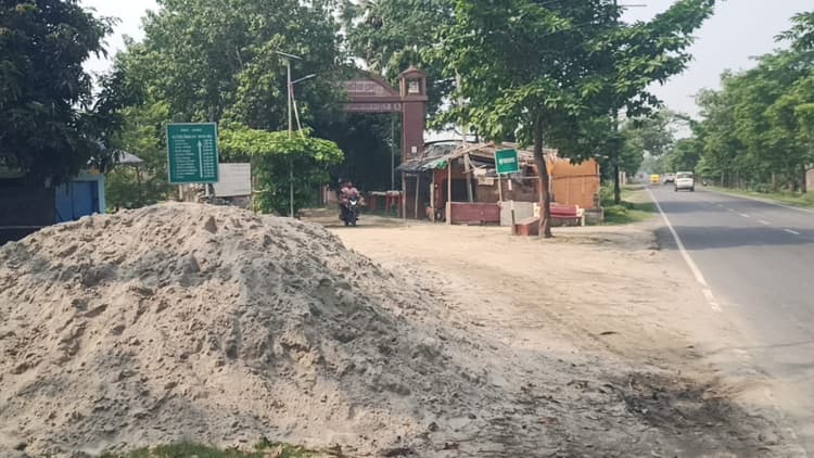 श्रावणी मेला की तैयारी शुरू, कच्ची कांवरिया पथ पर बालू स्टॉकिंग का कार्य तेज