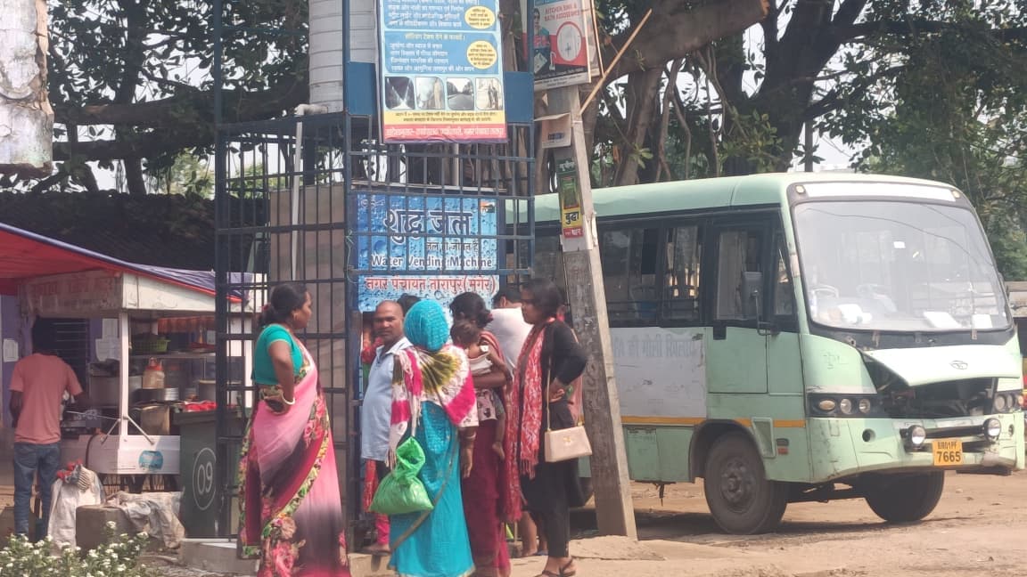 तारापुर बस स्टैंड का ठंडा पियाऊ बना राहत का सहारा, भीषण गर्मी में बुझ रही यात्रियों की प्यास