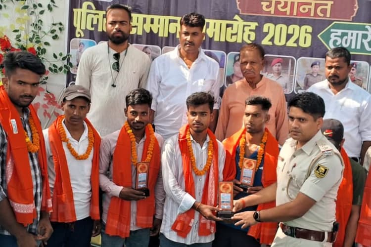 बिहार पुलिस में चयनित अभ्यर्थीयों का हुआ सम्मान, सारण में बेटियों की सफलता पर जश्न
