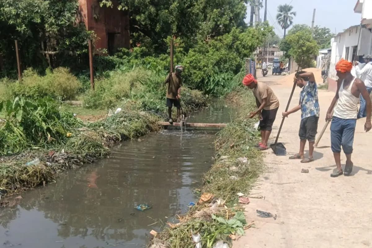 मॉनसून से पहले बक्सर में 260 से अधिक नालों की सफाई पूरी, कचरा न फेंकने की अपील