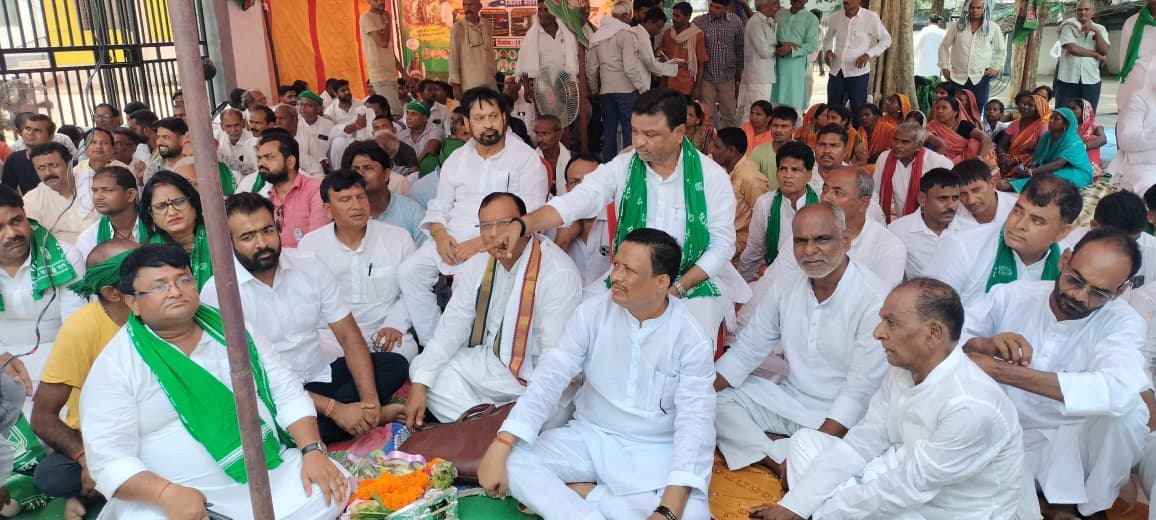 भागलपुर समाहरणालय में राजद का प्रदर्शन, युवाओं-किसानों के मुद्दे पर सरकार को घेरा