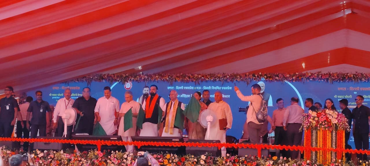 छपरा से दिल्ली के लिए सीधी ट्रेन शुरू, रेल मंत्री बोले-बिहार में रेलवे को हर साल 10 हजार करोड़ दे रहे हैं