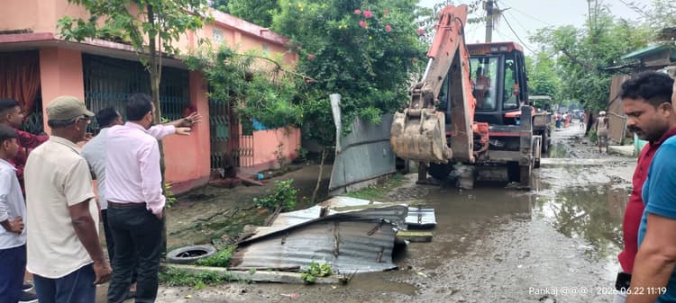 किशनगंज में नगर परिषद का एक्शन :  सड़क किनारे अतिक्रमण हटाया, लगाया ₹5000 जुर्माना
