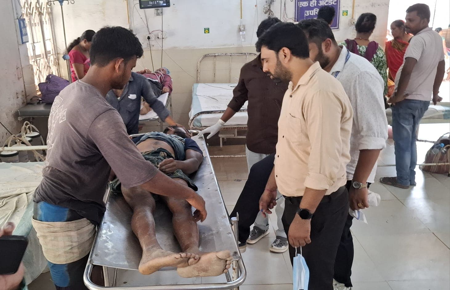 पानी भरे गड्ढे में पलटा ट्रैक्टर, एक मजदूर की मौत, दो गंभीर घायल