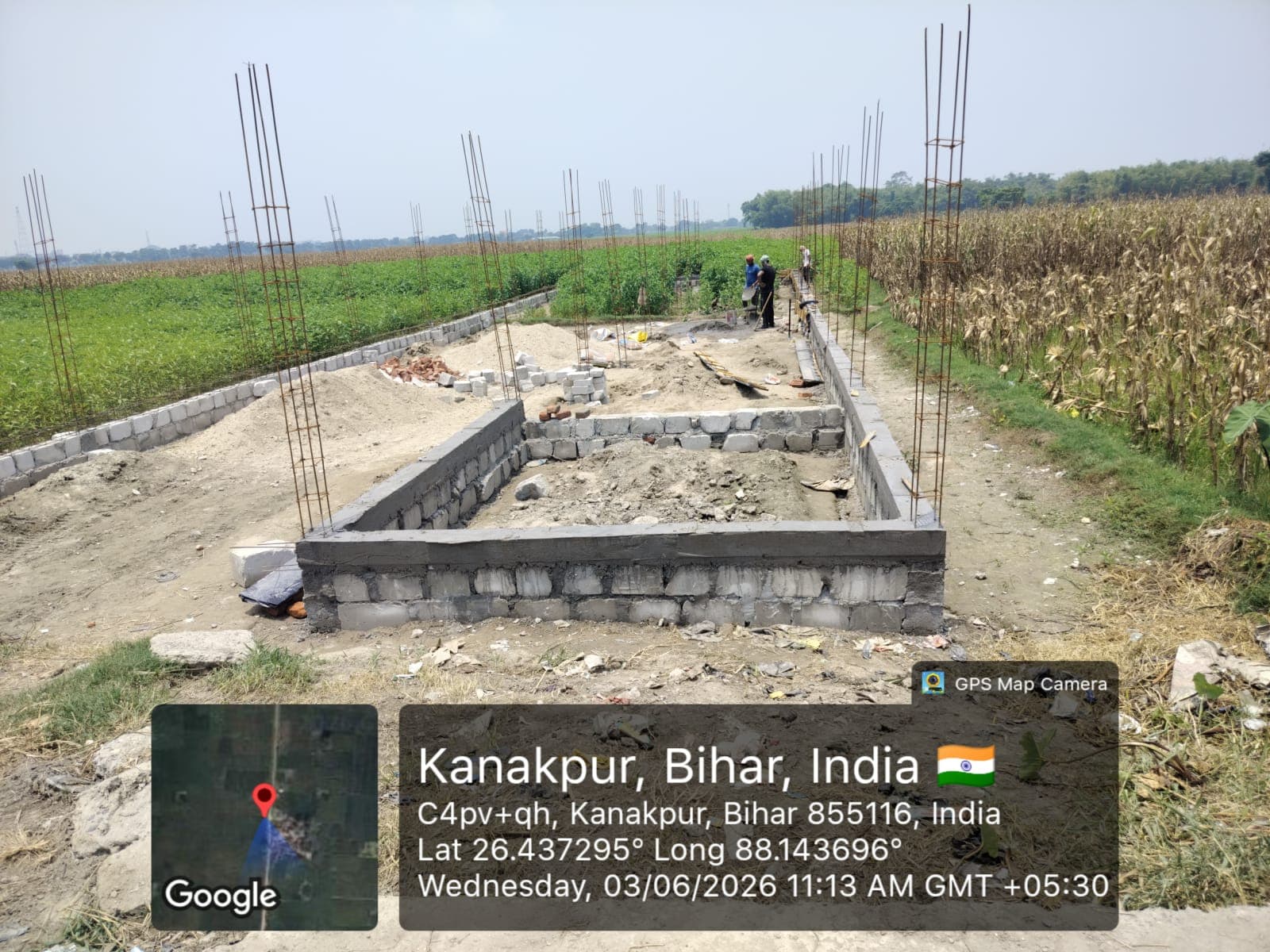 सिक्स लेन की आहट और मुआवजे की उम्मीद  में फसल वाले खेतों में ही बनने लगा मकान