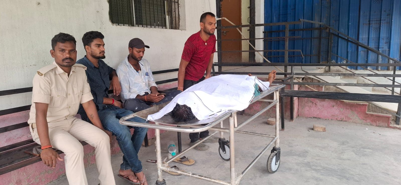 खेत में धान का बिचड़ा गिराने गए युवक की करंट लगने से मौत, तीन मासूम बच्चों के सिर से उठा पिता का साया