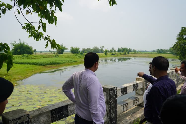 संभावित बाढ़ को लेकर अलर्ट मोड में प्रशासन, डीएम ने संवेदनशील क्षेत्रों का किया निरीक्षण