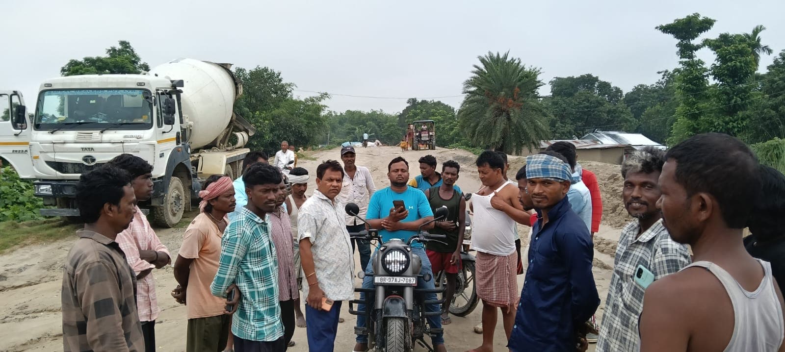 पुल बनकर तैयार, लेकिन एप्रोच सड़क अधूरी : आवागमन ठप होने से ग्रामीणों में आक्रोश
