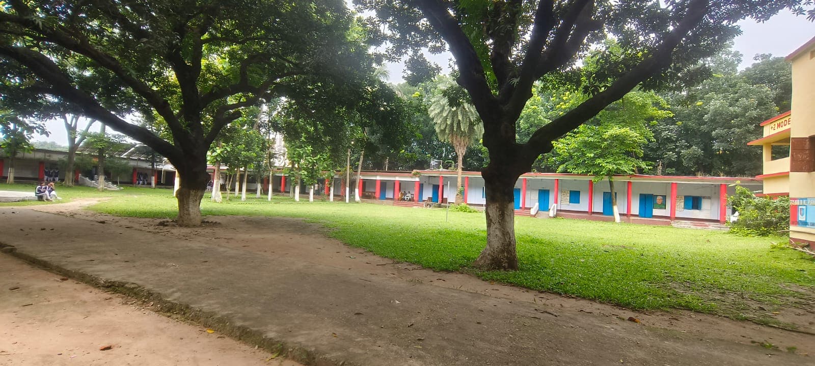 स्कूल खाली, कोचिंग हाउसफुल! ठाकुरगंज में शिक्षा व्यवस्था पर उठे गंभीर सवाल