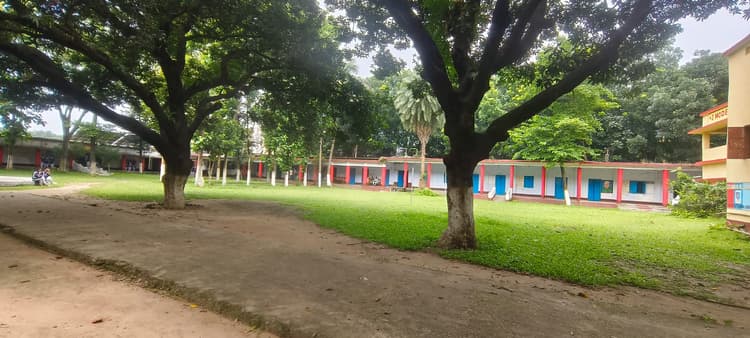 स्कूल खाली, कोचिंग हाउसफुल! ठाकुरगंज में शिक्षा व्यवस्था पर उठे गंभीर सवाल