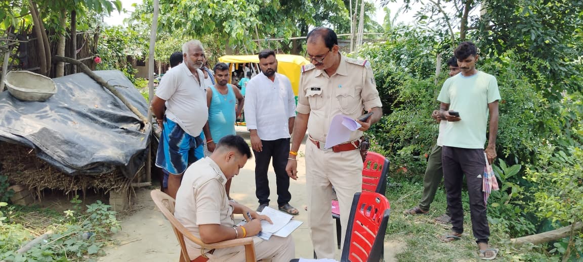 संदिग्ध हालात में विवाहिता की फंदे से लटकी मिली लाश, मायके वालों ने लगाया प्रताड़ना का आरोप