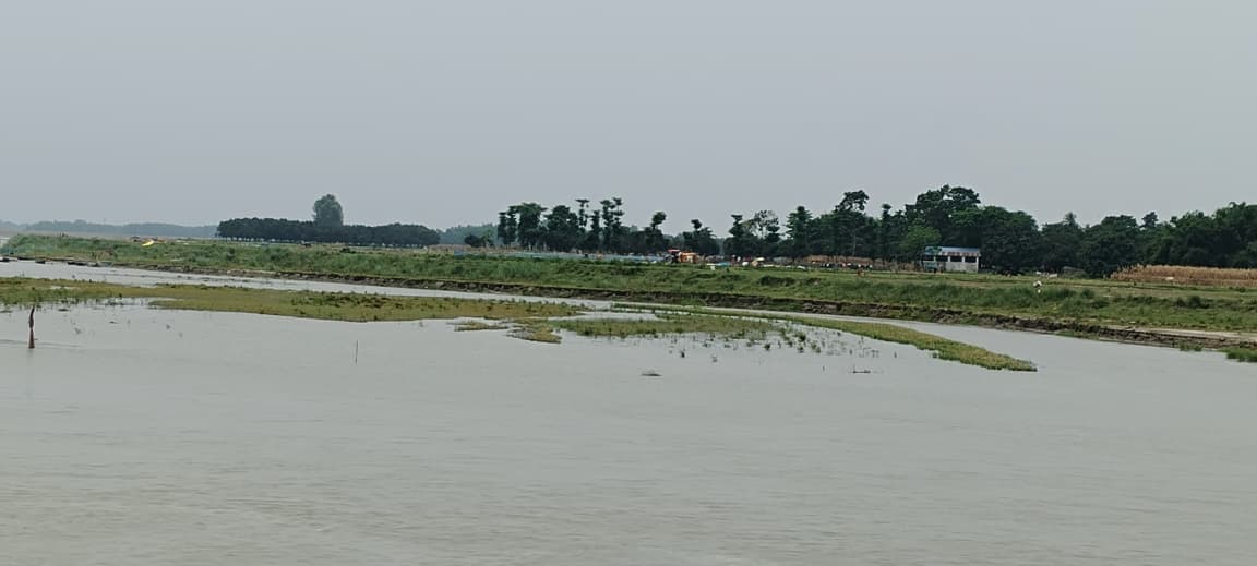 अमदाबाद में गंगा-महानंदा का जलस्तर बढ़ा, निचले इलाकों में बाढ़ का खतरा गहराया