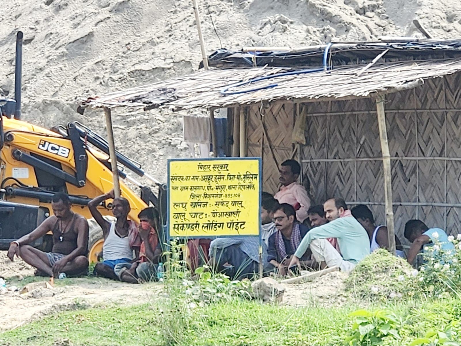 पौआखाली श्मशान घाट पर शवदाह गृह का अभाव, खुले आसमान के नीचे अंतिम संस्कार को मजबूर लोग