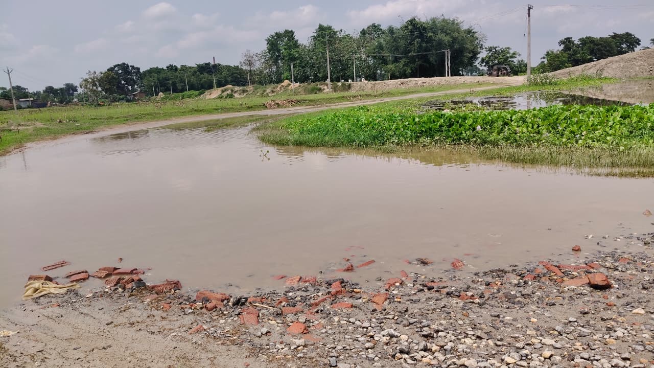 इंडो-नेपाल बॉर्डर रोड स्थित हाथीडुब्बा डायवर्जन पर जलजमाव से बढ़ी मुश्किलें