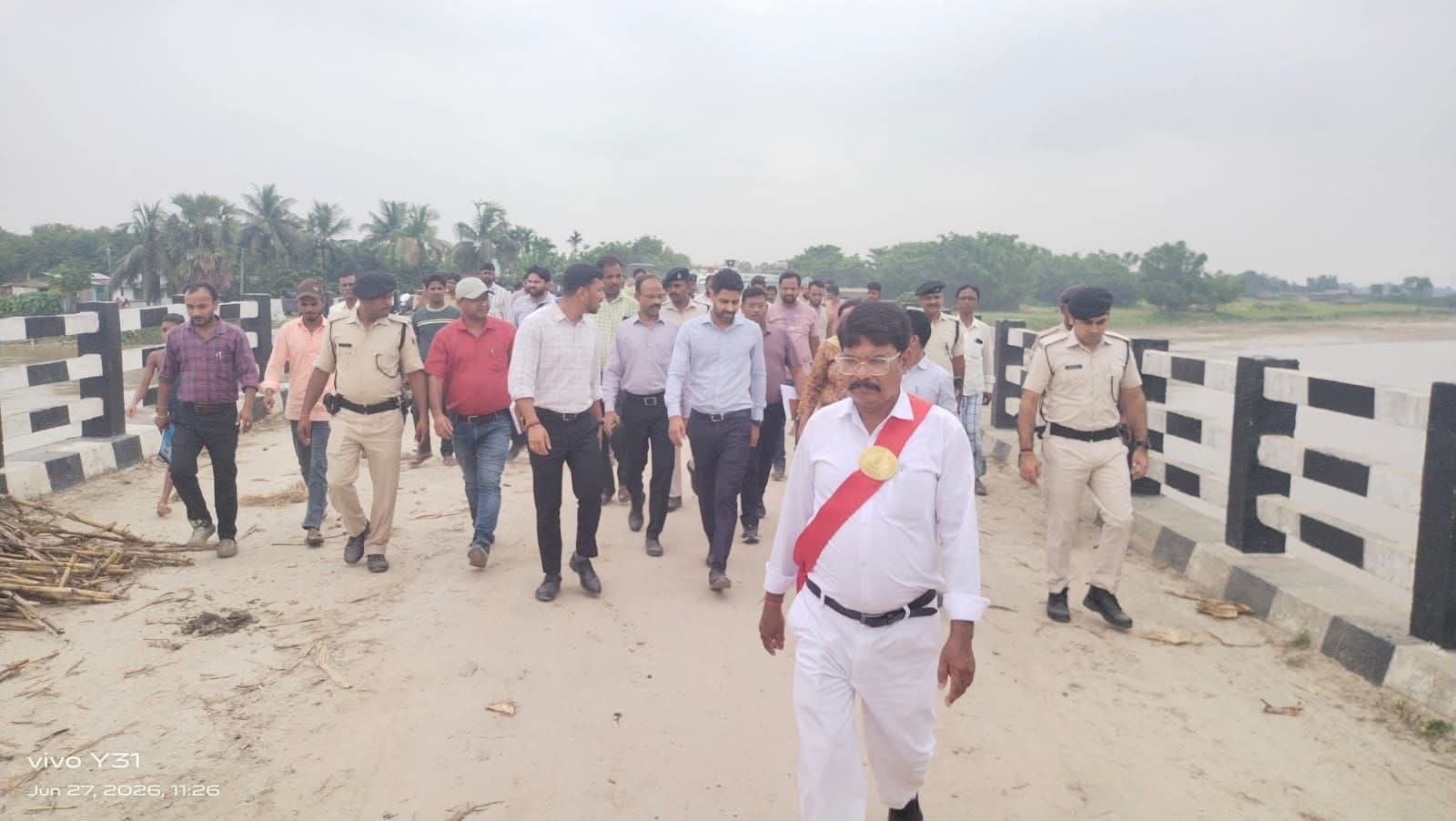 उफनती नदी के बीच कटाव प्रभावित इलाकों में पहुंचे DM, सुरक्षा कार्यों का लिया जायजा