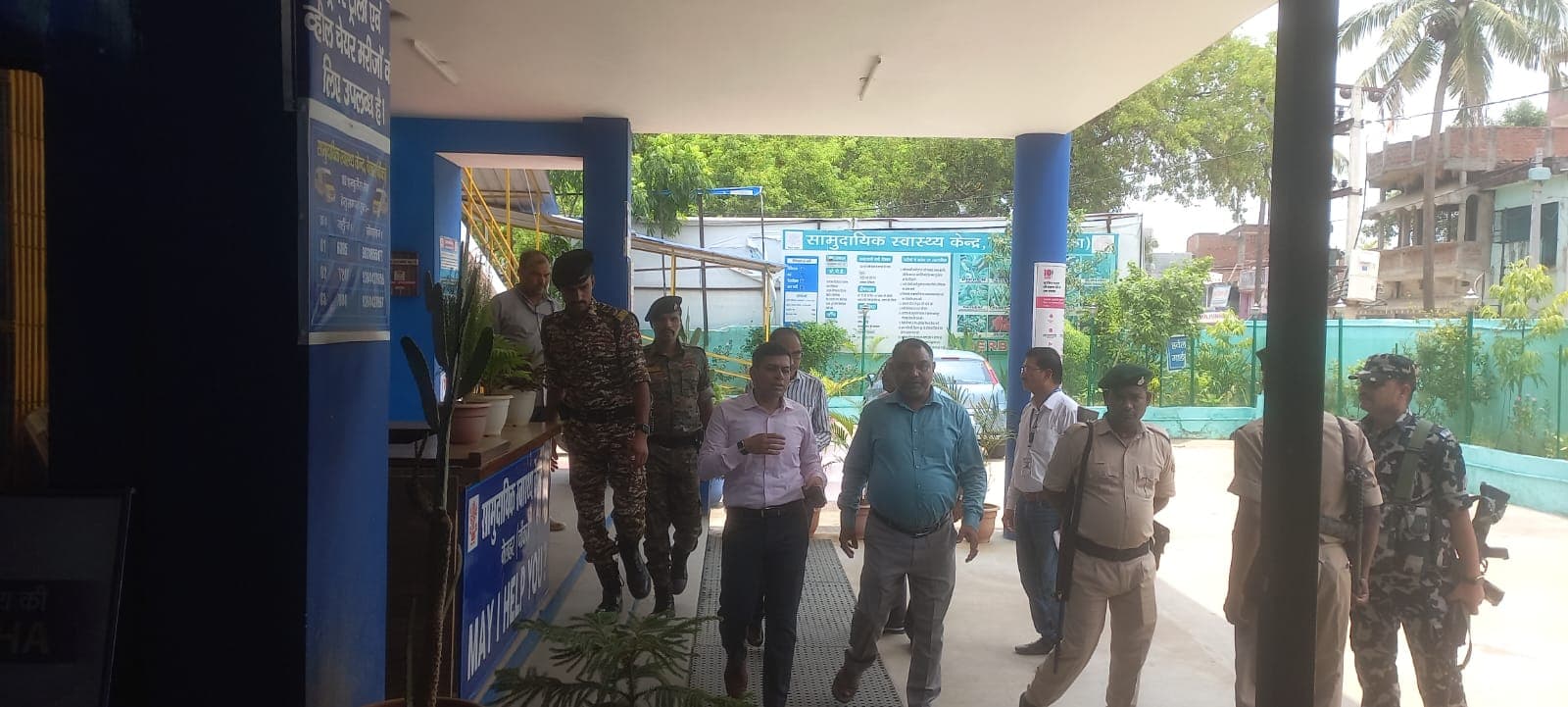डीएम के निरीक्षण में प्रखंड व अंचल के कई कर्मी मिले अनुपस्थित, कई रजिस्टर भी ले गये साथ