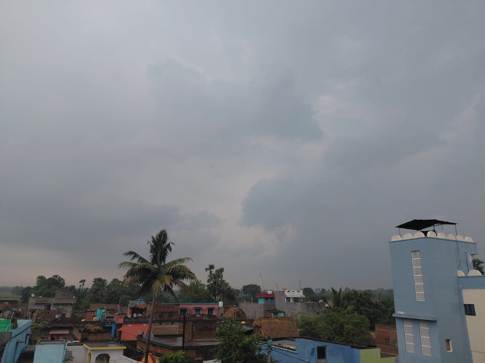 अगले 48 घंटे में बारिश, गरज-चमक और तेज हवाओं की संभावना