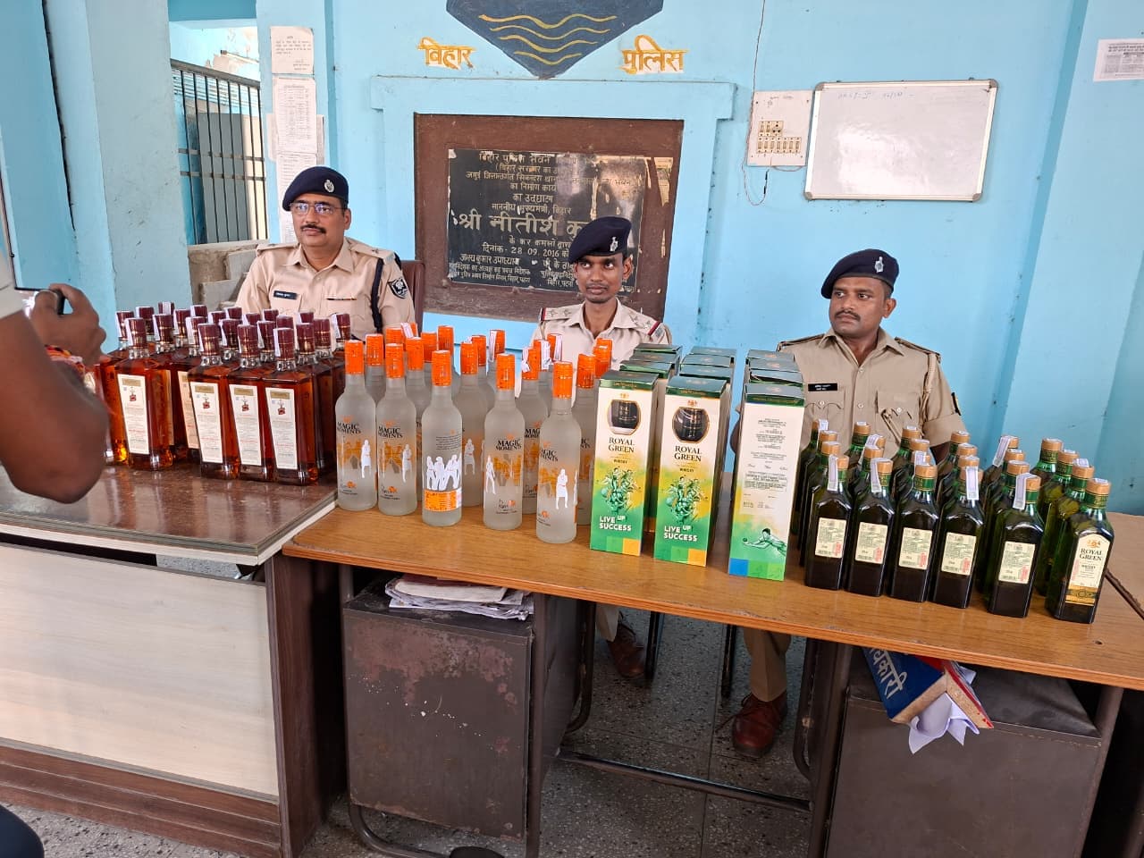 79 बोतल विदेशी शराब के साथ तस्कर गिरफ्तार, महिला से भी पूछताछ