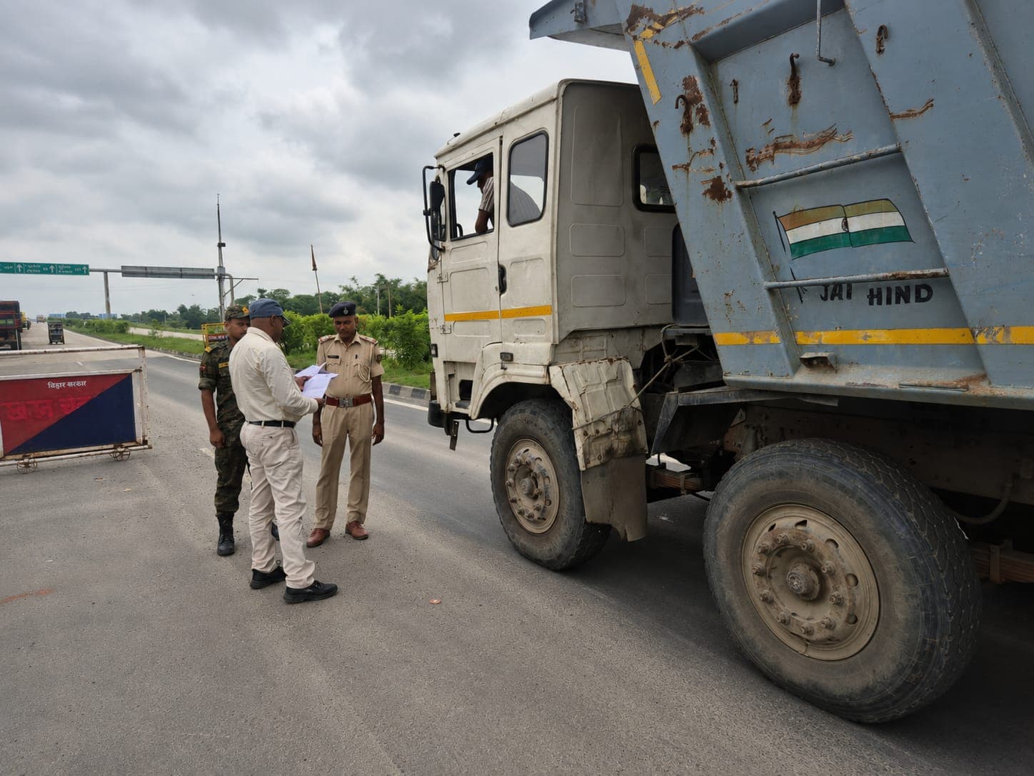 गलगलिया चेकपोस्ट पर प्रशासन का सख्त पहरा, लघु खनिज लदे वाहनों की सघन जांच