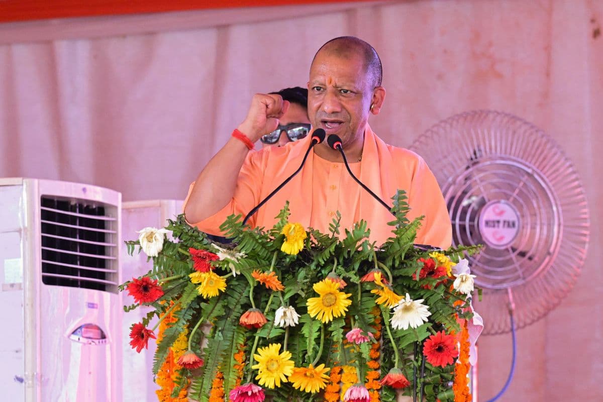 योगी आदित्यनाथ ने छात्रों को दिया मंत्र, साफ नीयत और निरंतर परिश्रम ही सफलता की कुंजी