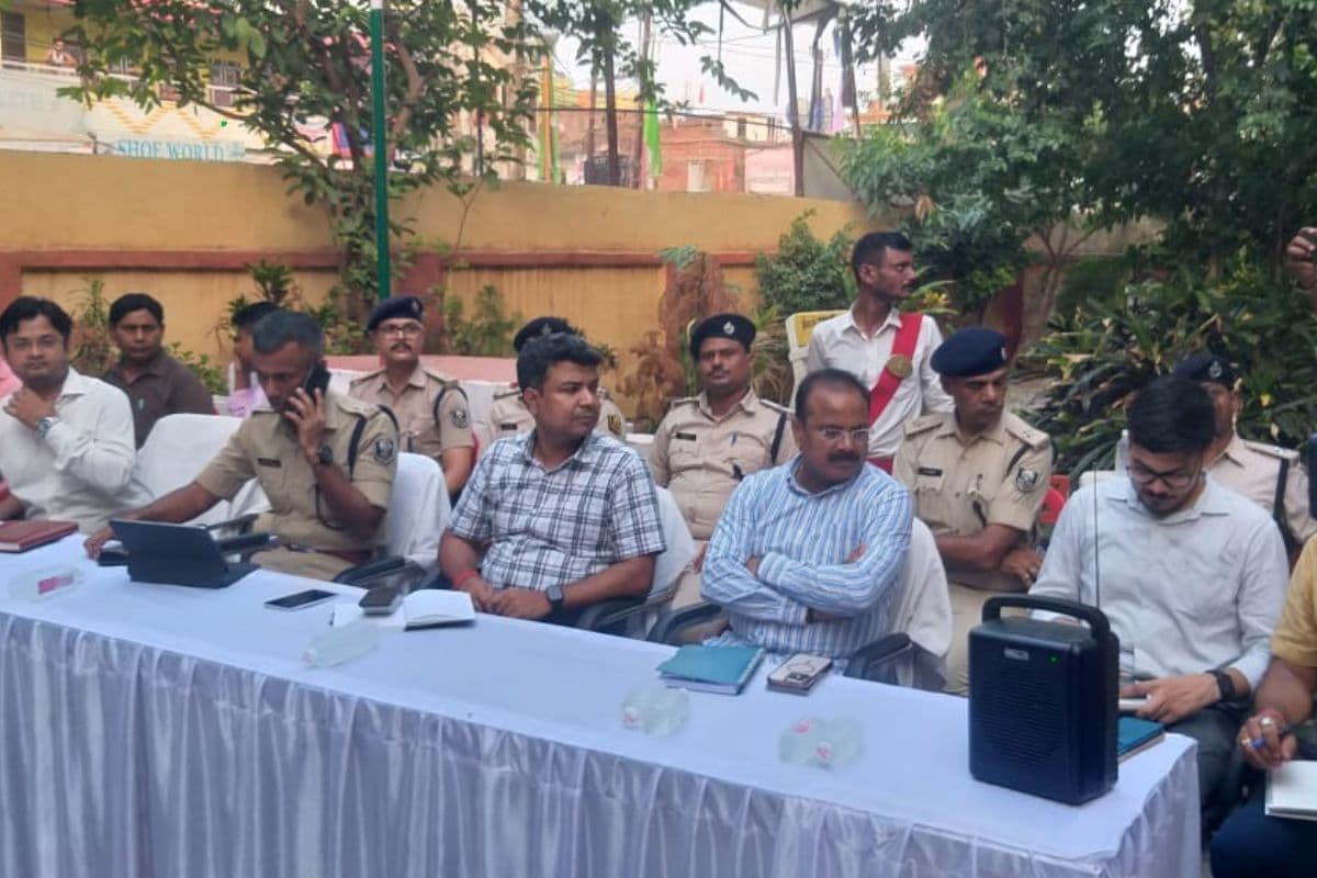 रोहतास: मुहर्रम को लेकर शांति समिति की बैठक, डीएम-एसपी ने निकाला फ्लैग मार्च