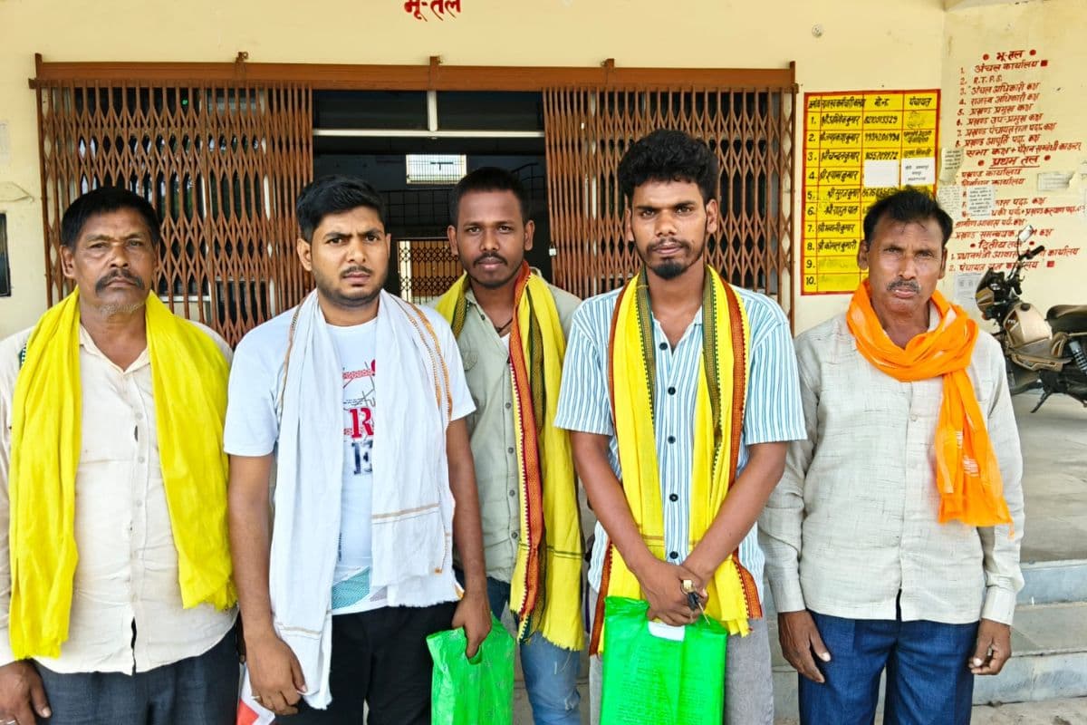 बक्सर: खरवार समाज का फूटा गुस्सा, जाति प्रमाण पत्र नहीं बनने से युवाओं ने जताया विरोध
