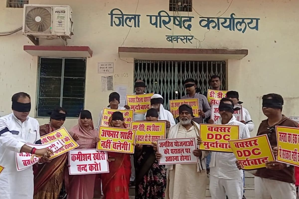 अफसरशाही के खिलाफ जिला पार्षदों का  विरोध, आंखों पर काली पट्टी बांधकर जताया आक्रोश