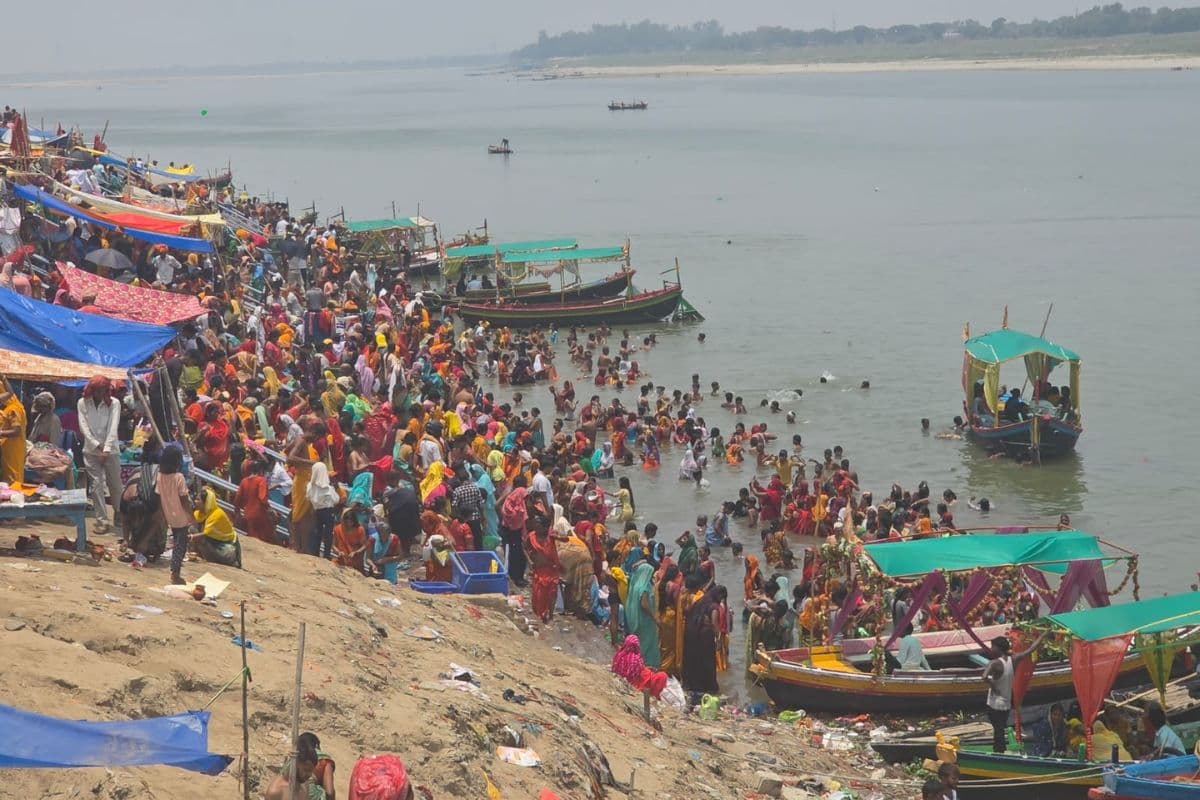 बक्सर: निर्जला एकादशी पर उमड़ा आस्था का सैलाब, गंगा स्नान कर रखा 24 घंटे का  उपवास