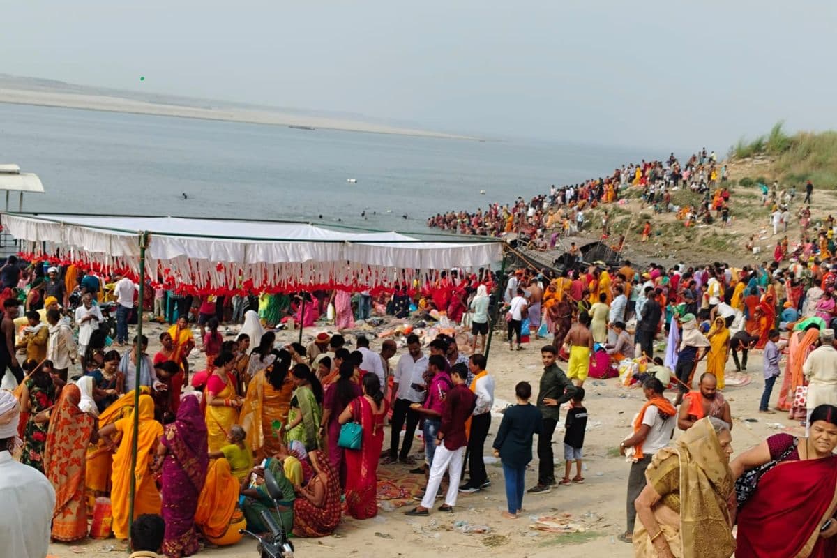 आरा: महुली घाट पर लगाई आस्था की डुबकी, निर्जला एकादशी पर की पूजा-अर्चना