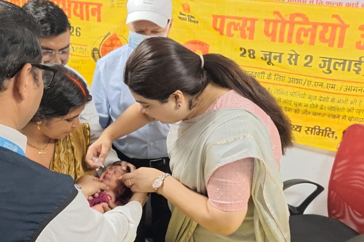 राष्ट्रीय पल्स पोलियो अभियान का शुभारंभ, डीएम ने बच्चों को पिलाई पोलियो की दो बूंद