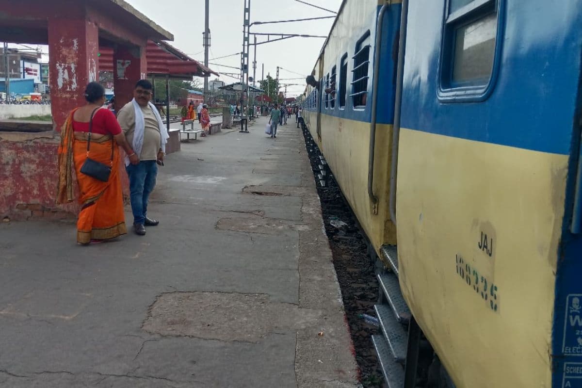 डुमरांव रेलवे स्टेशन पर बुनियादी सुविधाओं का अभाव, यात्रियों में नाराजगी