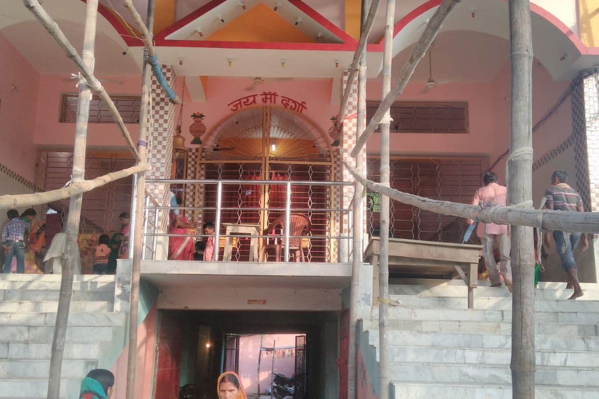 सुपौल में सात दशक पुरानी आस्था का केंद्र है करजाईन का मां दुर्गा मंदिर, संध्या आरती में उमड़ते हैं सैकड़ों श्रद्धालु