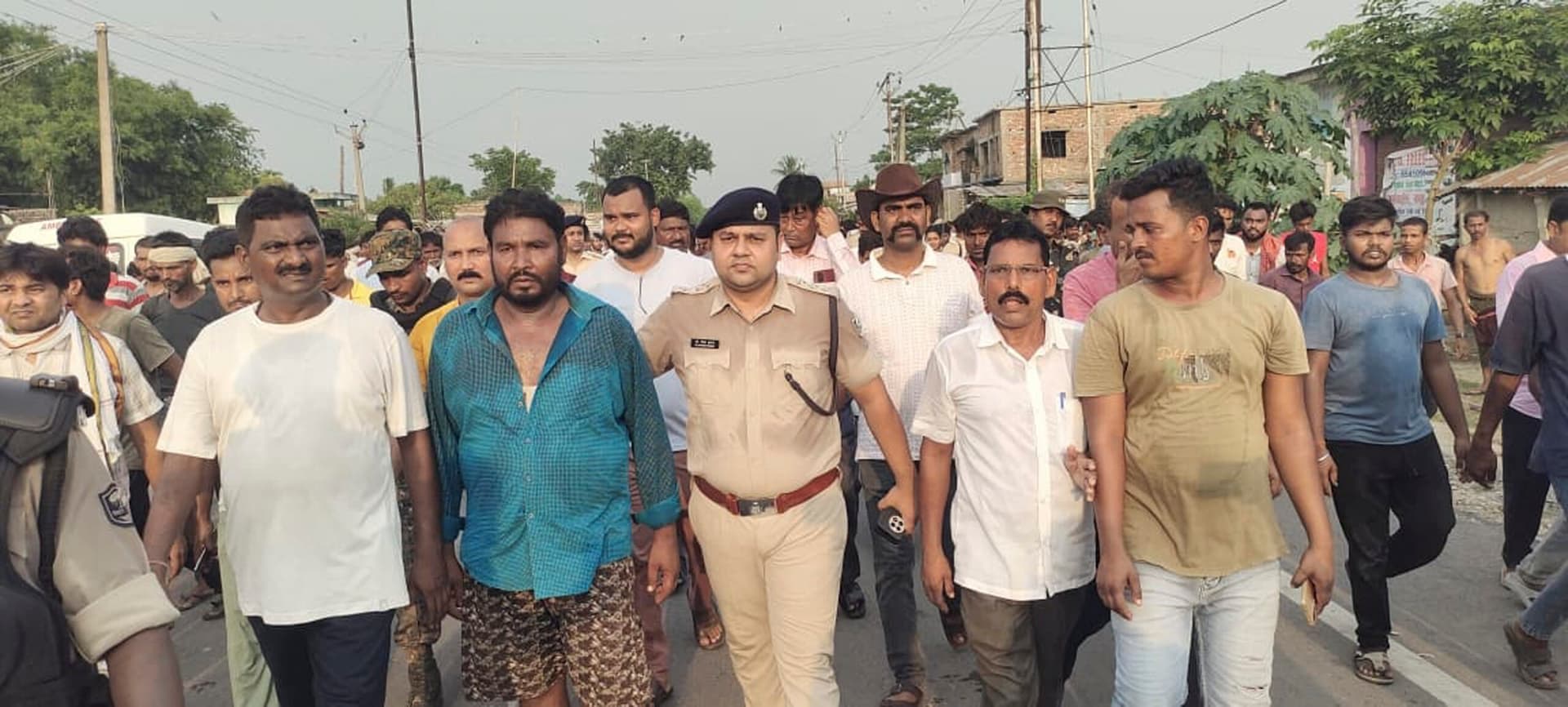 मोहर्रम जुलूस में घुसा अनियंत्रित हाइवा, युवक की मौत, आक्रोशित भीड़ ने वाहन फूंका