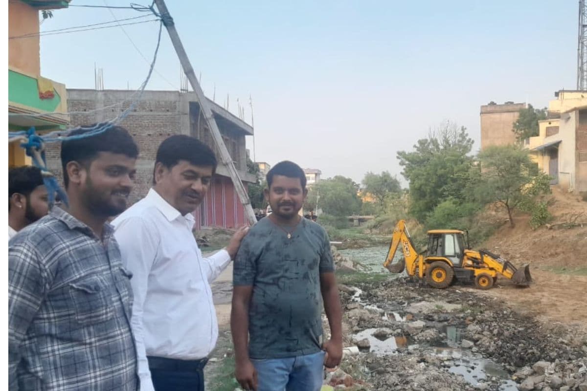 गढ़वा: 'आपन सरस्वतिया' अभियान के 18वें दिन उमड़ा जनसैलाब, नदी तट पर सेल्फी प्वाइंट बनाने की तैयारी