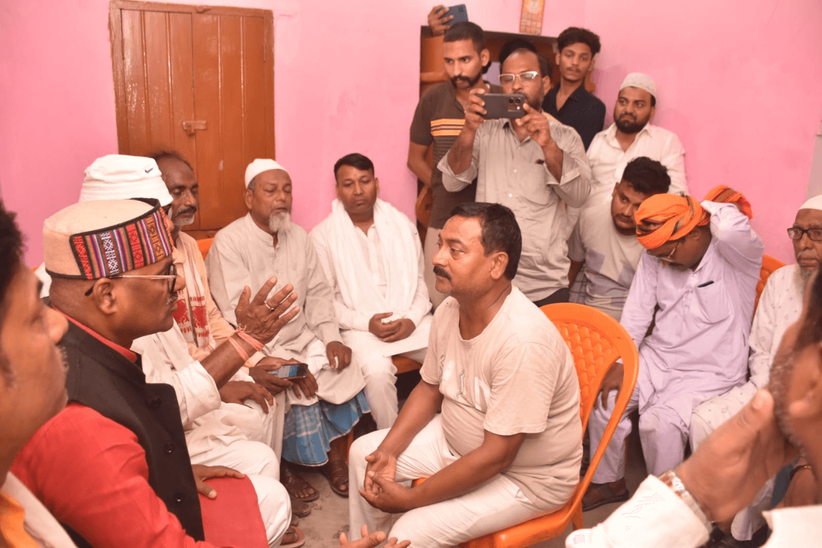 असम विमान हादसे में शहीद दानिश आलम के घर पहुंचे मंत्री डॉ. प्रमोद कुमार, परिजनों को बंधाया ढांढस