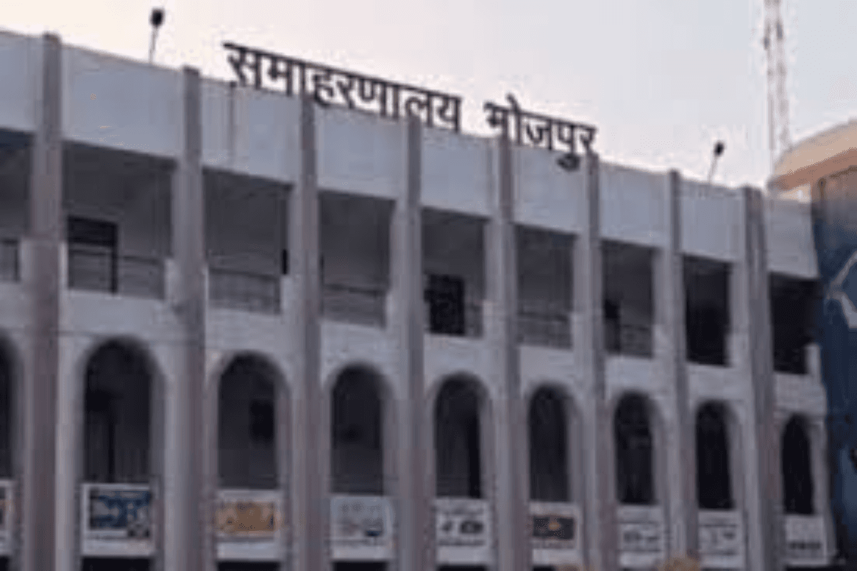 भोजपुर में लंबित दाखिल-खारिज मामलों पर डीएम का बड़ा एक्शन, 25 राजस्व कर्मियों पर गिरी गाज