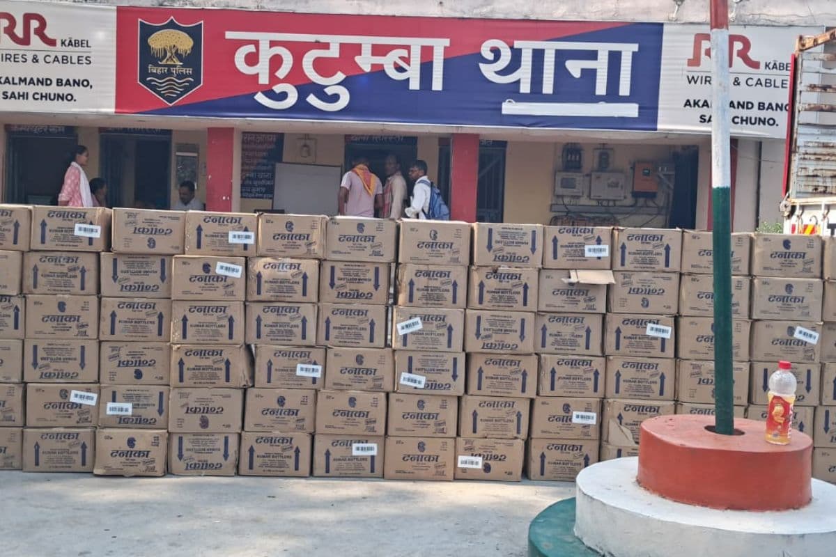 औरंगाबाद के कुटुंबा में पुलिस ने 2225 बोतल शराब लदी बोलेरो की जब्त, धंधेबाज फरार