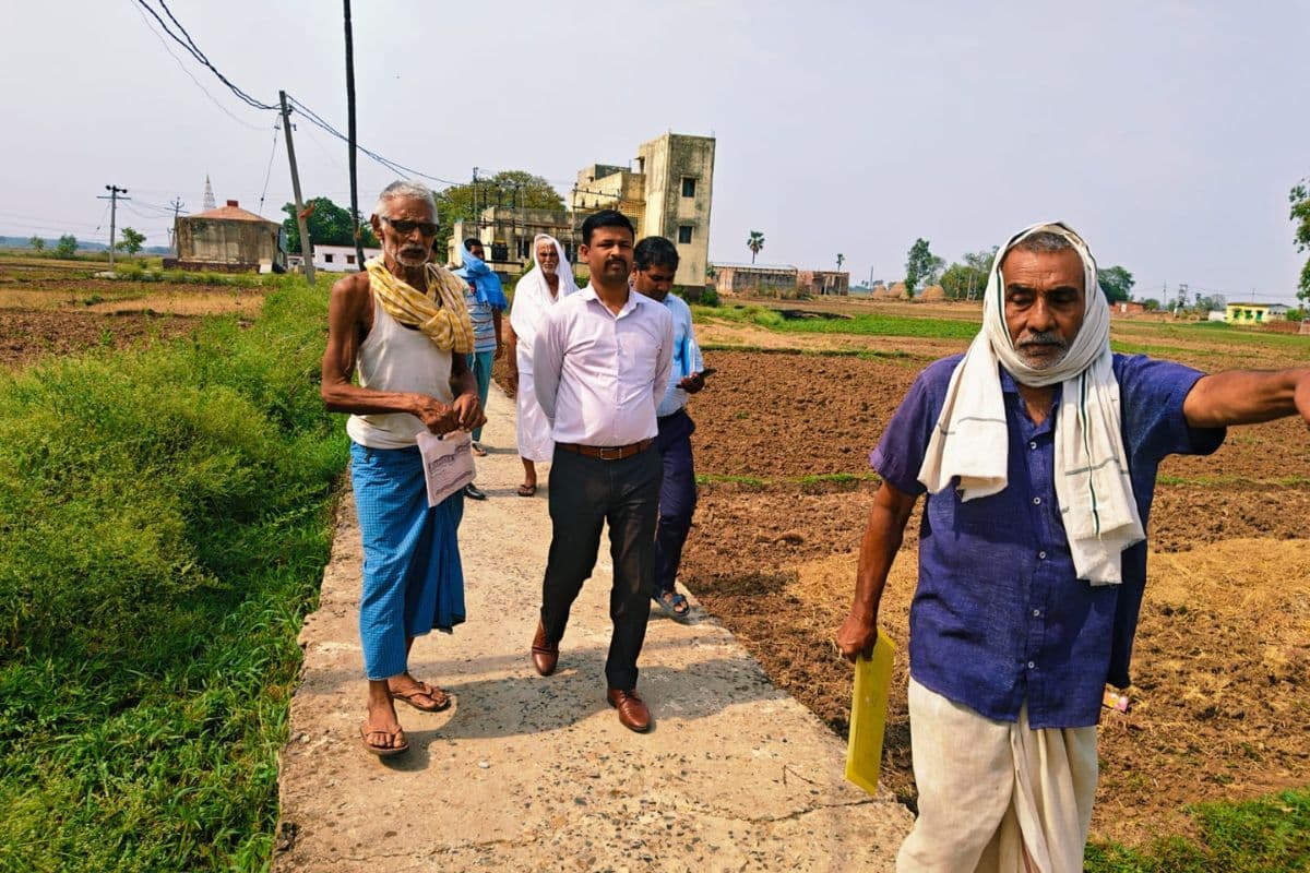 जमीन विवाद सुलझाने मैदान में उतरे CO और SHO, गांव-गांव पहुंचकर किया निरीक्षण