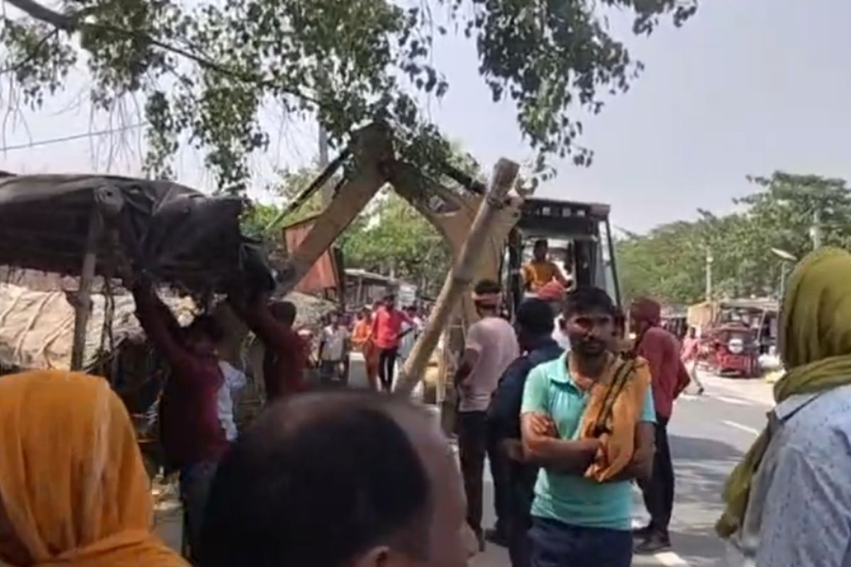 दाउदनगर के एनएच-139 पर प्रशासन द्वारा बुलडोजर से अवैध ढाबे, झोपड़ीनुमा दुकानें और अतिक्रमण हटाते हुए दृश्य