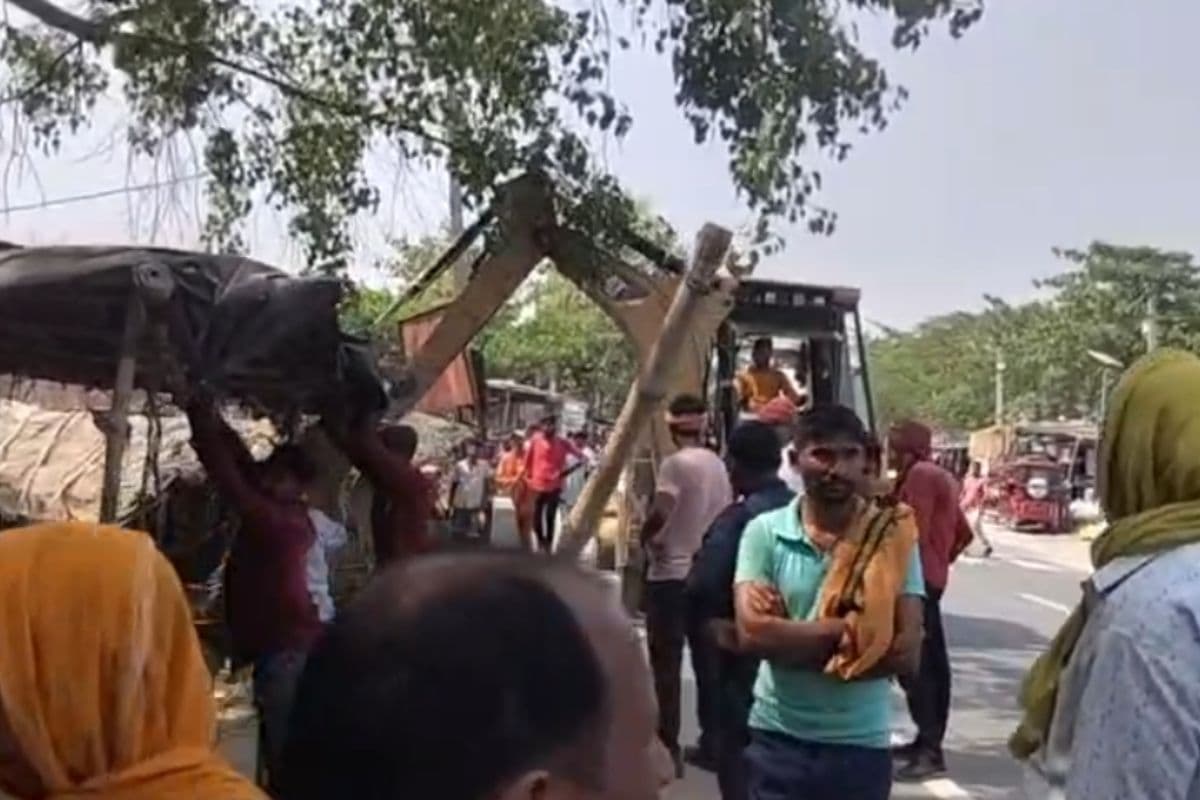 औरंगाबाद के NH-139 पर चला बुलडोजर, हटाए गए अवैध ढाबे, अतिक्रमणकारियों में मची अफरा-तफरी