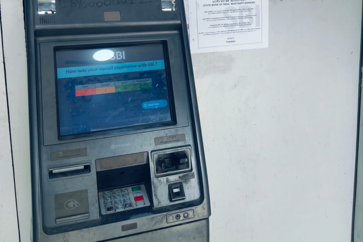 ATM में फंसे कार्ड के बहाने 50 हजार की ठगी, बैंक कर्मी बनकर शातिर ने उड़ाए पैसे