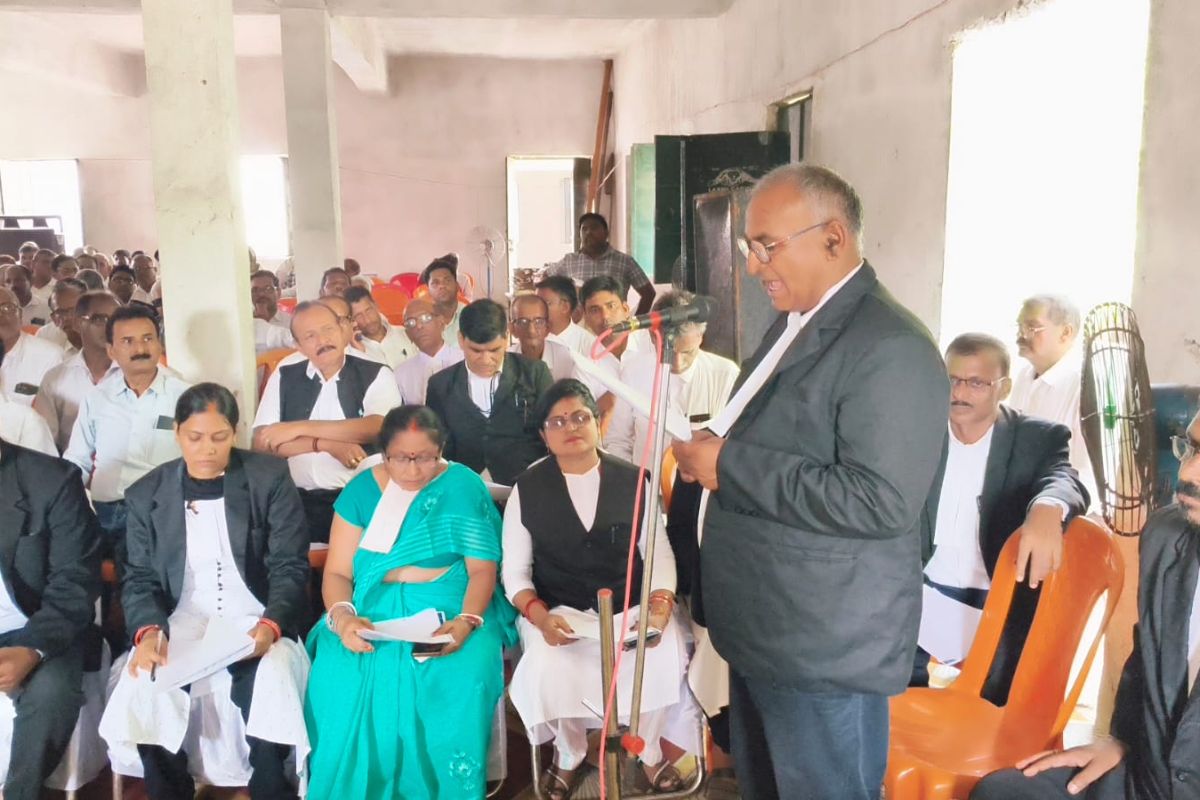 दाउदनगर अनुमंडलीय विधिक संघ के नवनिर्वाचित पदाधिकारियों ने ली शपथ, कई न्यायिक अधिकारी रहे मौजूद