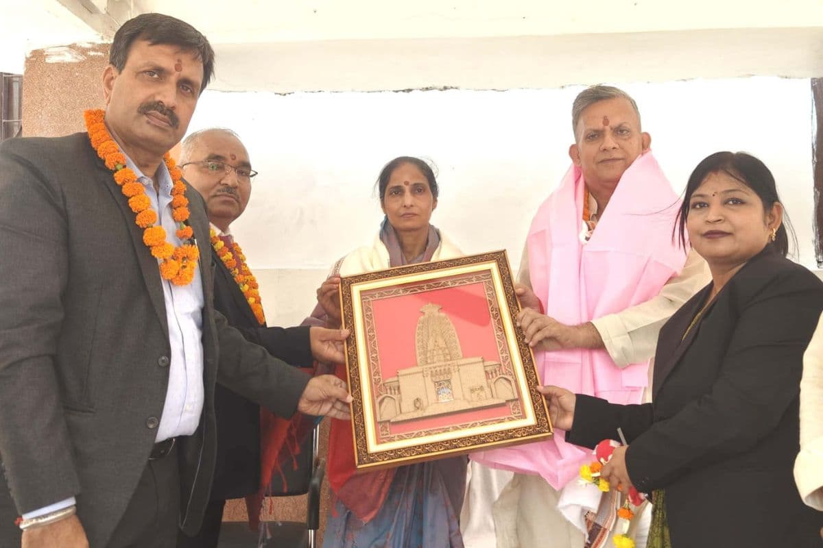 औरंगाबाद के देव सूर्य मंदिर पहुंचे पटना हाईकोर्ट के जस्टिस चंद्रशेखर झा, विधि-विधान से की पूजा-अर्चना