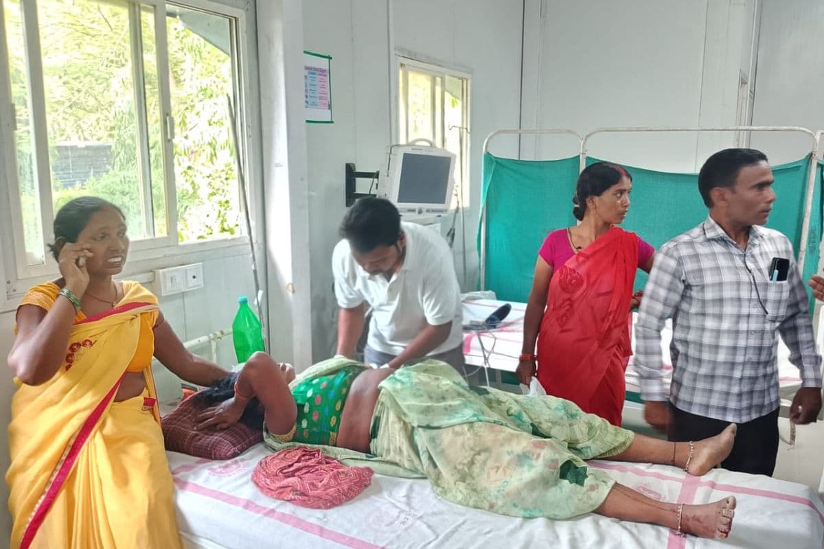 औरंगाबाद में तेज रफ्तार ऑटो पेड़ से टकराया, 6 घायल, 3 की हालत गंभीर; कटर मशीन से काटकर निकाले गए यात्री