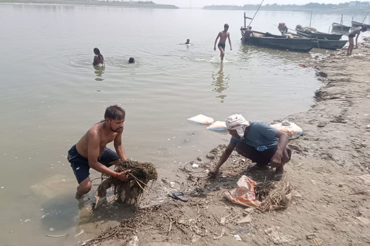 चौसा गंगा घाट पर युवाओं का श्रमदान, श्रद्धालुओं को दिलाया स्वच्छता का संकल्प