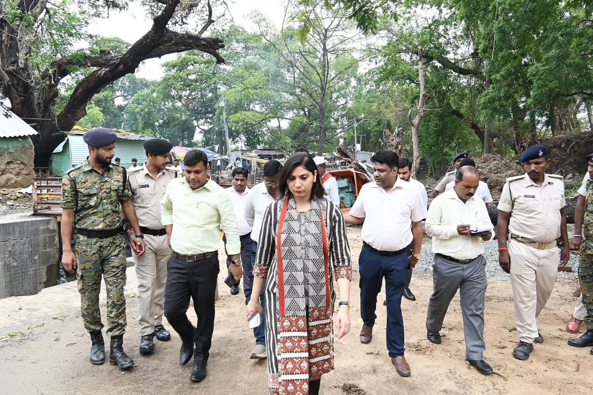 बक्सर में नहरों का निरीक्षण करने पहुंचीं डीएम साहिला, अतिक्रमण हटाने और जलापूर्ति सुनिश्चित करने के दिए आदेश