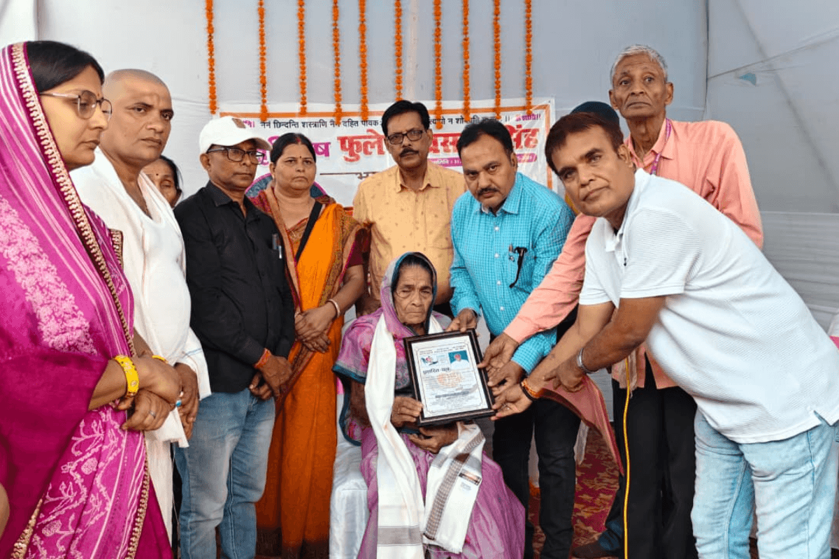 शोध के लिए शरीर दान करने वाले दिवंगत शिक्षक फूलेना बाबू के परिजनों को दधिचि समिति ने किया सम्मानित