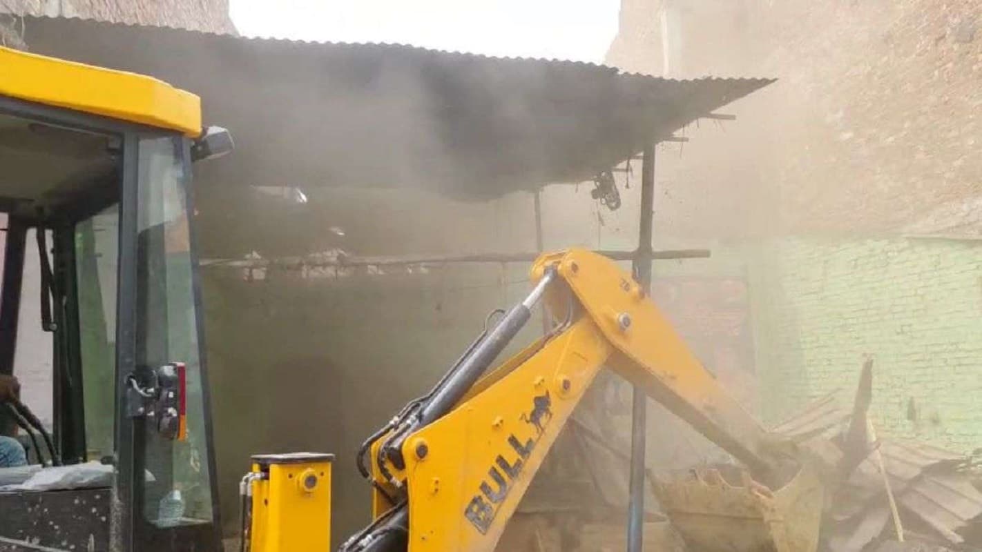 बंगाल में आधी रात को ऑपरेशन बुलडोजर, पार्क सर्कस स्टेशन पर तोड़ी गयी दुकानें
