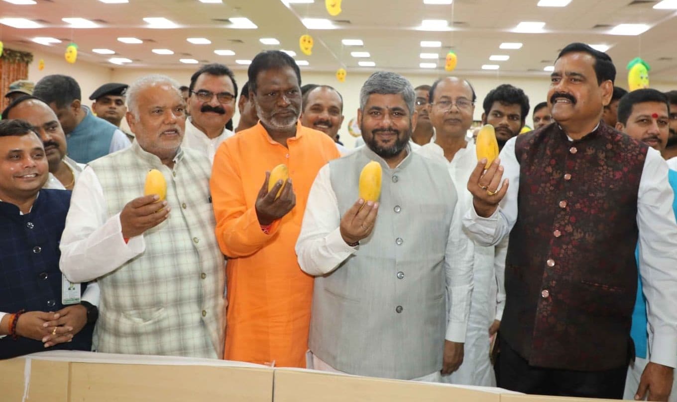 1000 किस्म के आमों की खुशबू से महका बीएयू परिसर, राष्ट्रीय आम समागम का आगाज