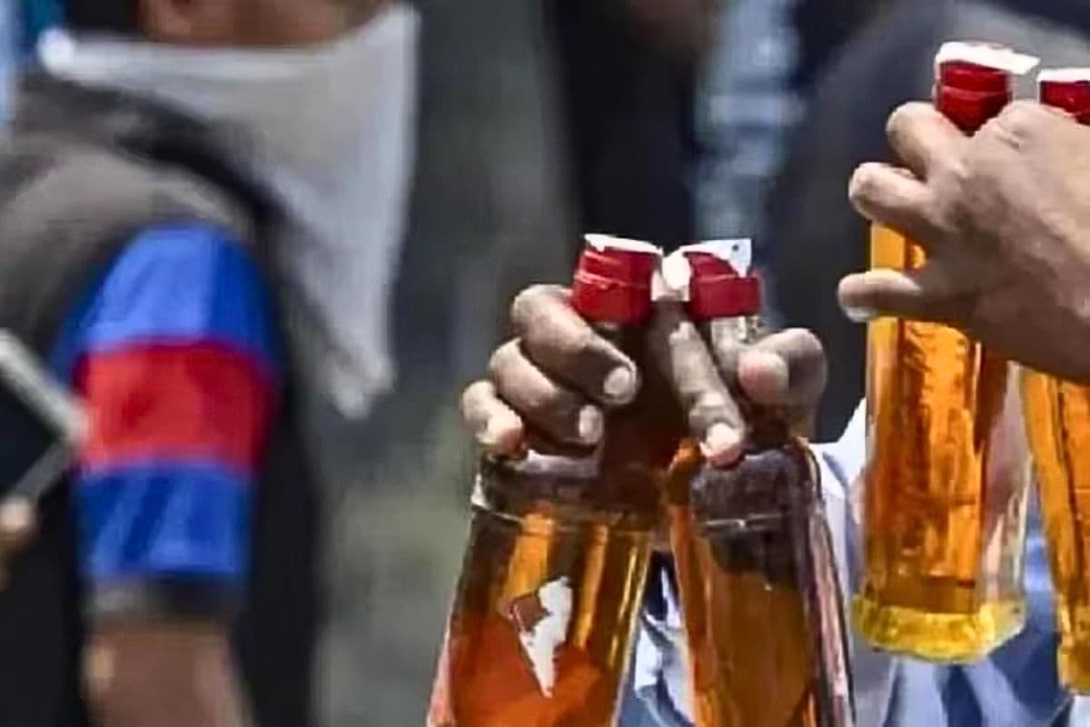 बिहार में शराबबंदी की खुली पोल, देसी से ज्यादा पकड़ी गई विदेशी शराब, तस्करों से दोगुने पियक्कड़ गिरफ्तार